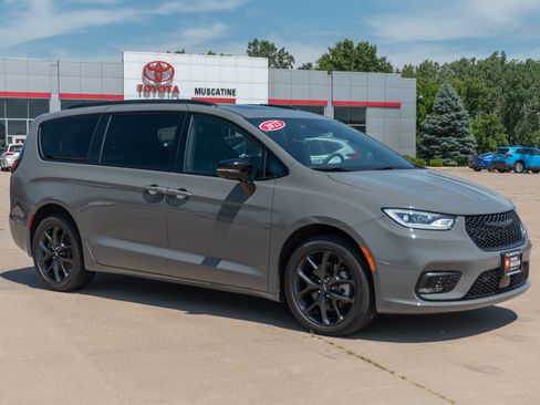 Used 2023 Chrysler Pacifica Limited w/ S Appearance Package AWD/4WD image 1
