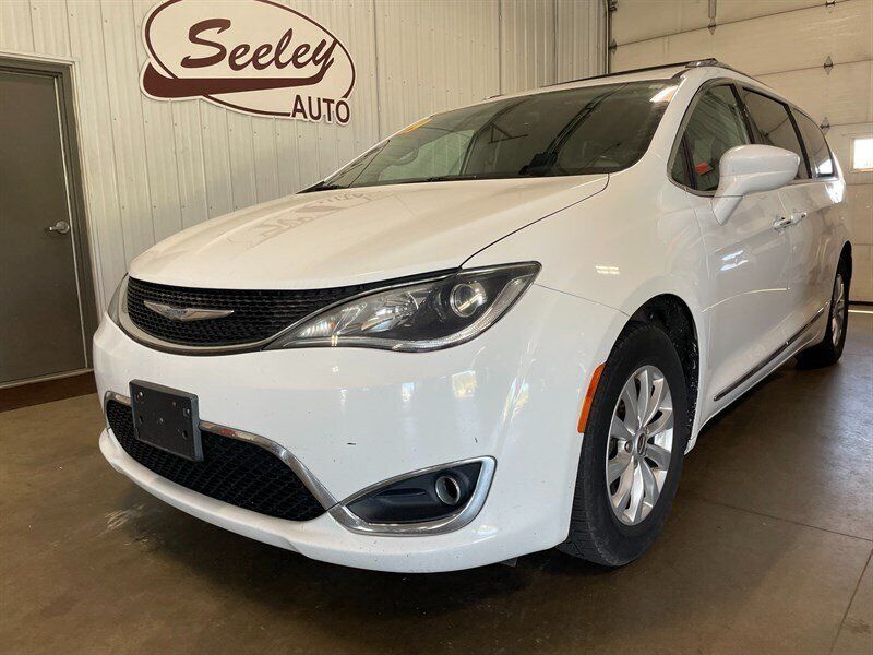 Used 2019 Chrysler Pacifica Touring-L FWD image 2