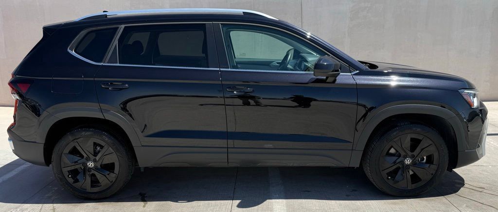Certified 2025 Volkswagen Taos SE FWD image 4