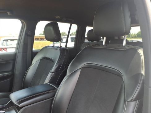 Used 2024 Jeep Grand Cherokee Altitude RWD image 17