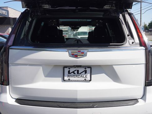 Used 2023 Cadillac Escalade Premium Luxury AWD/4WD image 27
