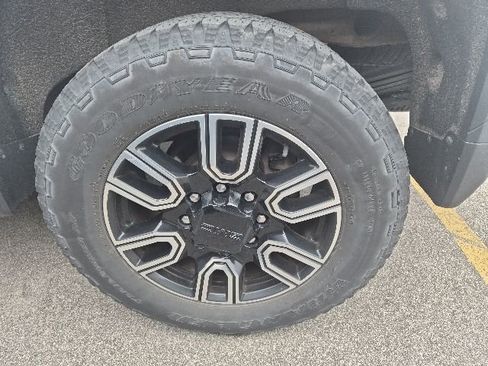 Used 2020 GMC Sierra 2500 AT4 w/ AT4 Premium Package AWD/4WD image 9