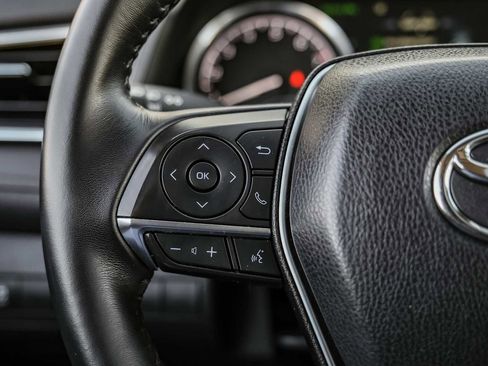 Used 2018 Toyota Camry XLE image 16