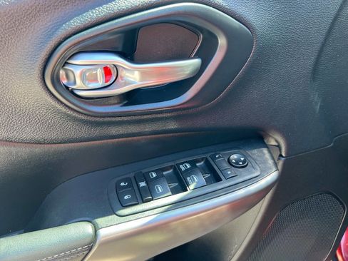 Used 2019 Jeep Cherokee Latitude Plus w/ Cold Weather Group image 10