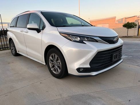 Used 2025 Toyota Sienna XLE FWD image 2