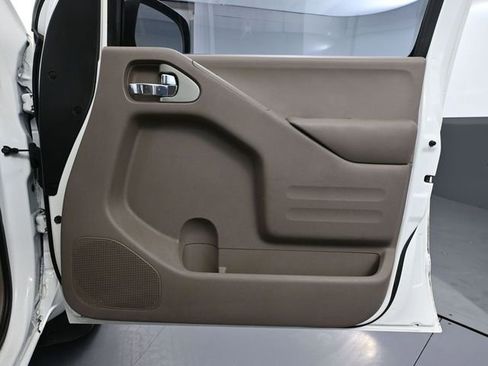 Used 2015 Nissan Frontier SV image 38
