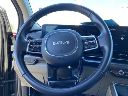 Used 2025 Kia Carnival FWD image 39