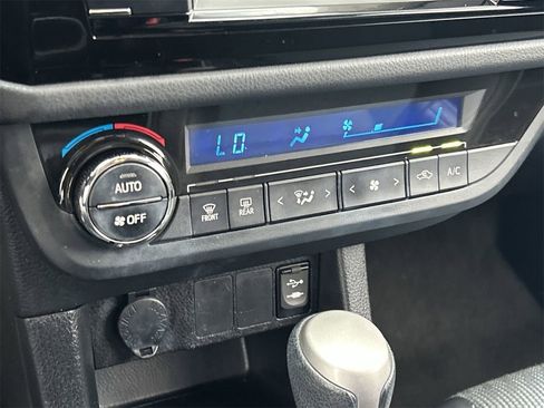 Used 2016 Toyota Corolla image 25