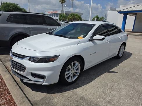 Used 2017 Chevrolet Malibu LT FWD image 2