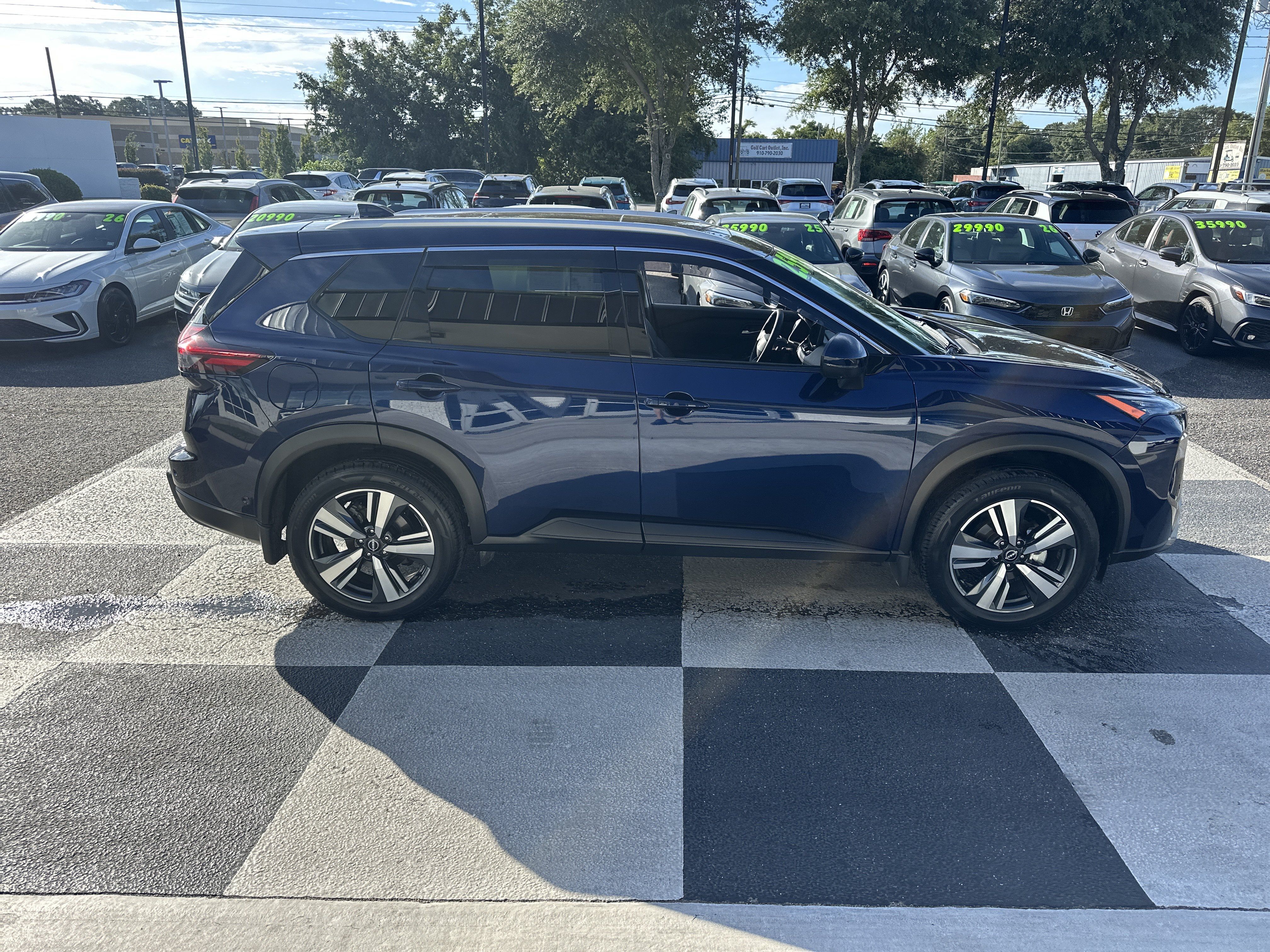 Used 2025 Nissan Rogue SL w/ SL Premium Package FWD image 3