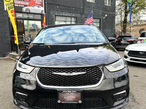 Used 2023 Chrysler Pacifica Touring-L image 2