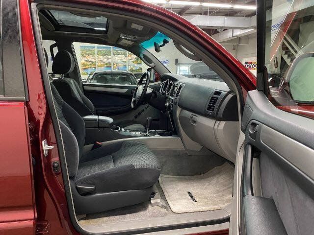 Used 2005 Toyota 4Runner SR5 AWD/4WD image 18