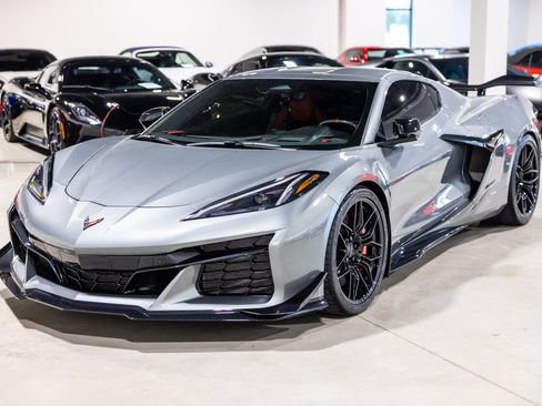 Used 2024 Chevrolet Corvette Z06 w/ Z07 Performance Package RWD image 12