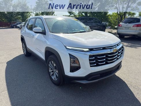 Used 2025 Chevrolet Equinox LT AWD/4WD image 2