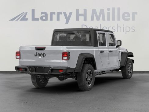 Used 2023 Jeep Gladiator Sport image 2