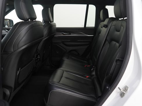 Used 2024 Jeep Grand Cherokee Limited image 18