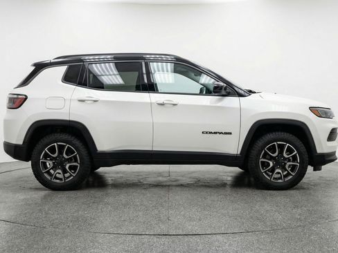 Used 2025 Jeep Compass Trailhawk image 11