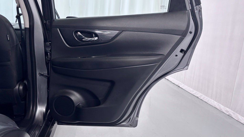 Used 2018 Nissan Rogue S AWD/4WD image 27