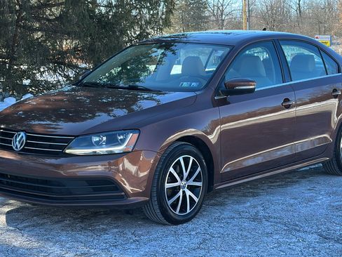 Used 2017 Volkswagen Jetta SE image 2
