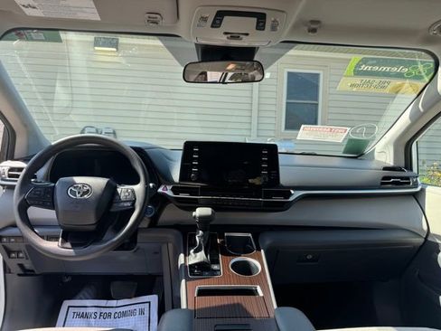 Used 2023 Toyota Sienna LE image 14