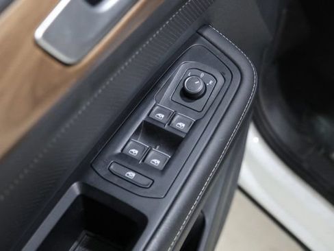 Used 2025 Volkswagen Atlas SE AWD/4WD image 19