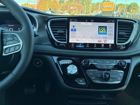 New 2026 Chrysler Pacifica Select image 17