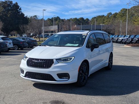 New 2026 Chrysler Pacifica Limited image 1