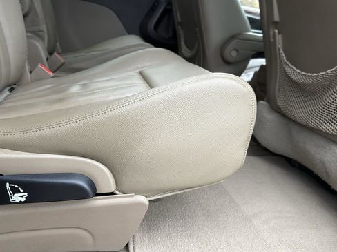 Used 2016 Chrysler Town & Country Touring image 27