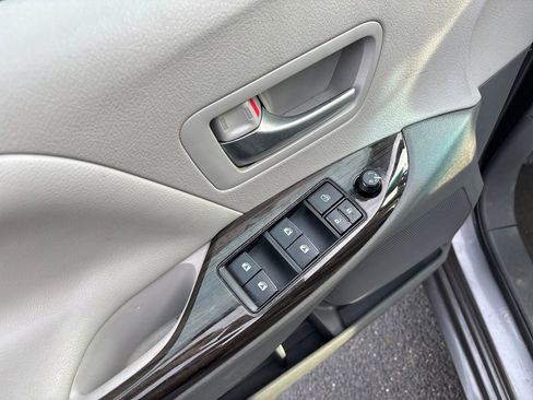 Used 2017 Toyota Sienna XLE image 16