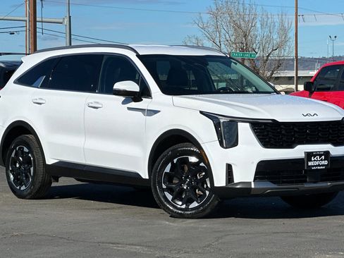Used 2024 Kia Sorento S image 2
