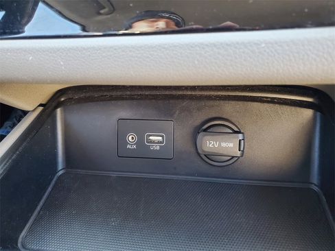 Used 2019 Kia Sedona LX image 23