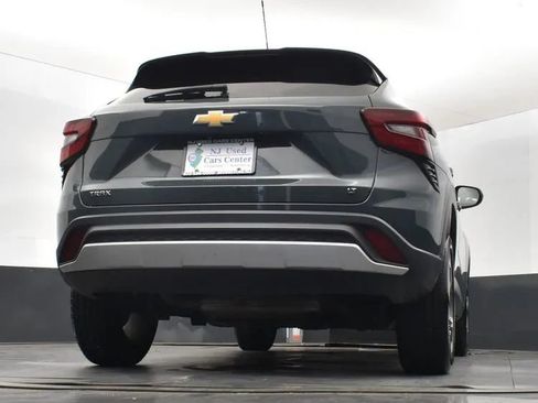 Used 2025 Chevrolet Trax LT FWD image 13
