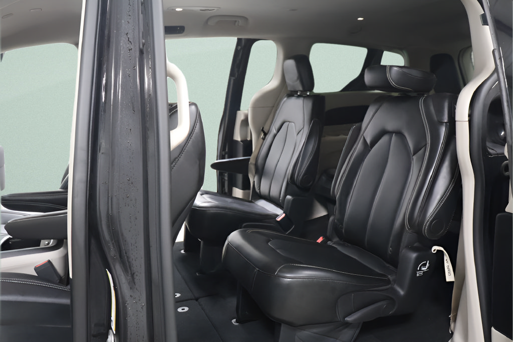 Used 2024 Chrysler Pacifica Touring-L FWD image 22