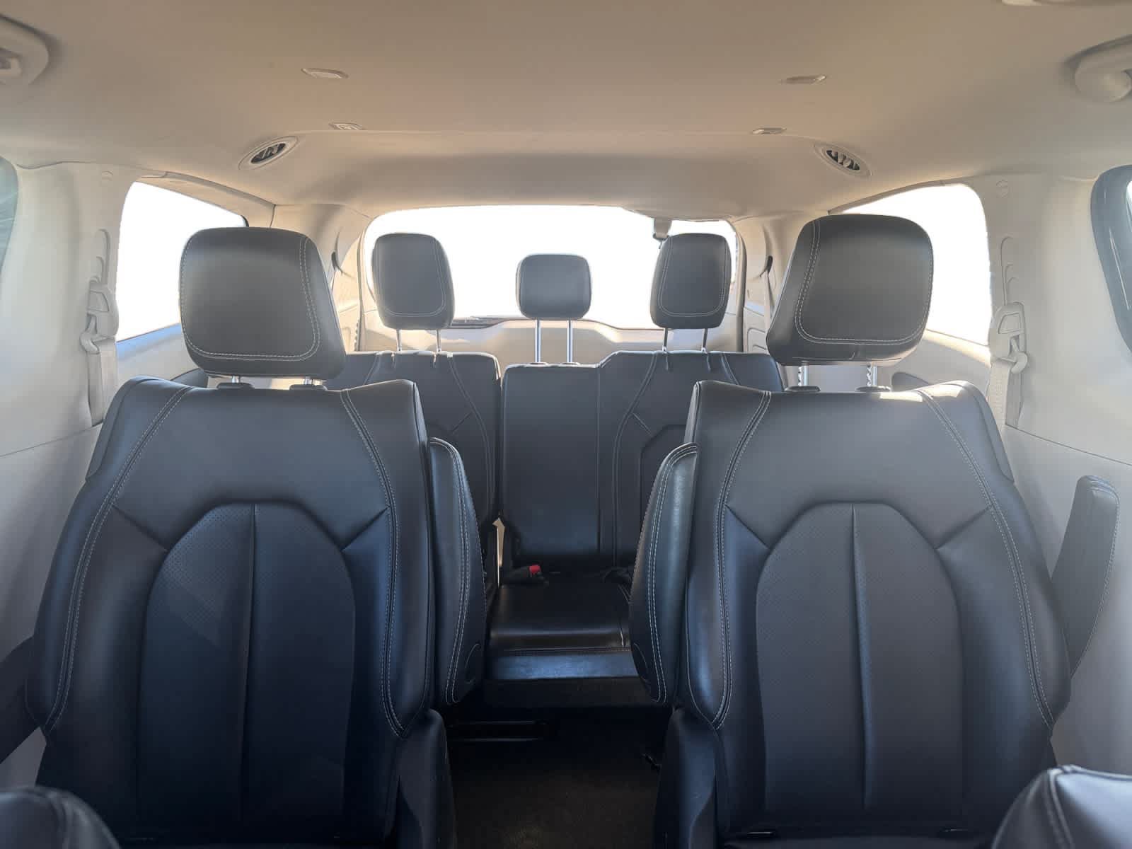 Used 2024 Chrysler Pacifica Limited FWD image 24