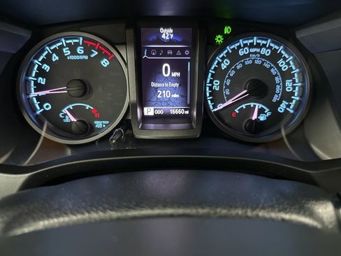 Used 2019 Toyota Tacoma TRD Sport image 14