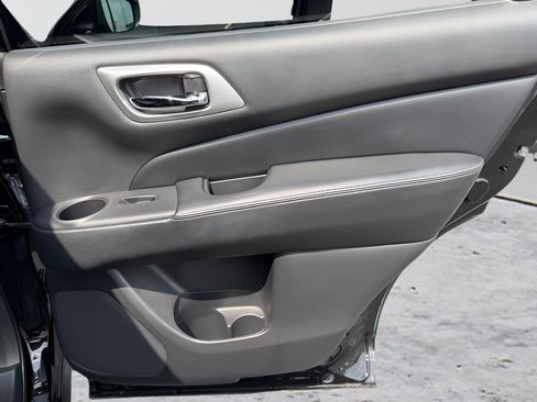 Used 2020 Nissan Pathfinder Platinum FWD image 31