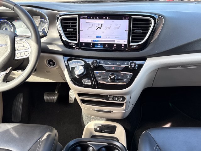 Used 2024 Chrysler Pacifica Touring-L FWD image 8