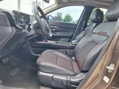 Used 2025 Nissan Kicks SR w/ SR Premium Package FWD image 11