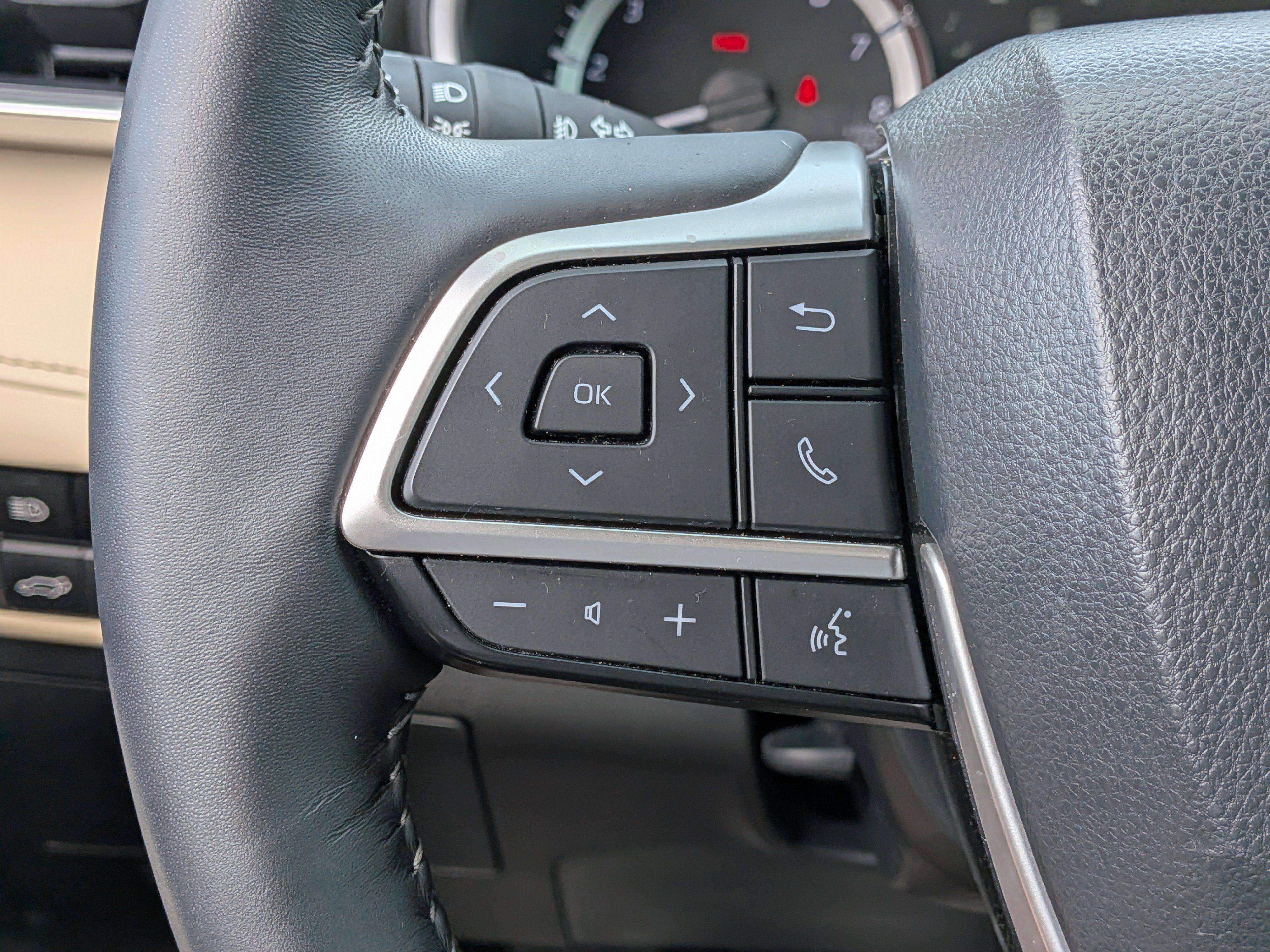 Used 2023 Toyota Highlander XLE FWD image 25