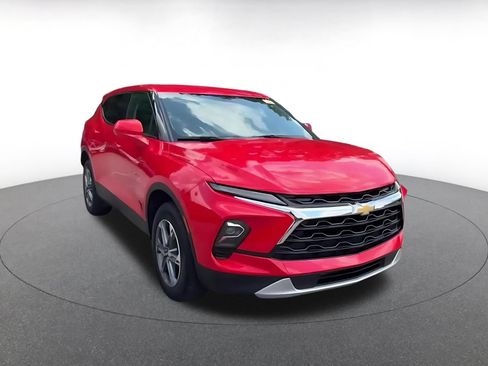Used 2025 Chevrolet Blazer LT FWD image 3
