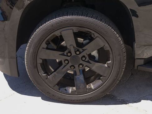 Used 2018 Chevrolet Suburban LT RWD image 5