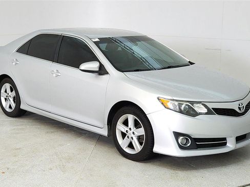 Used 2012 Toyota Camry SE FWD image 1