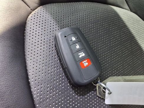 Used 2022 Toyota Camry XSE FWD image 18