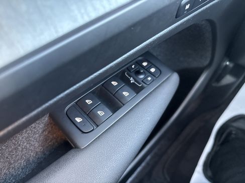 Used 2025 Volvo XC40 B5 Core image 16