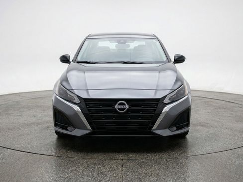 Used 2025 Nissan Altima 2.5 SV image 2