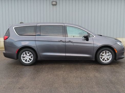 Used 2023 Chrysler Voyager LX FWD image 2