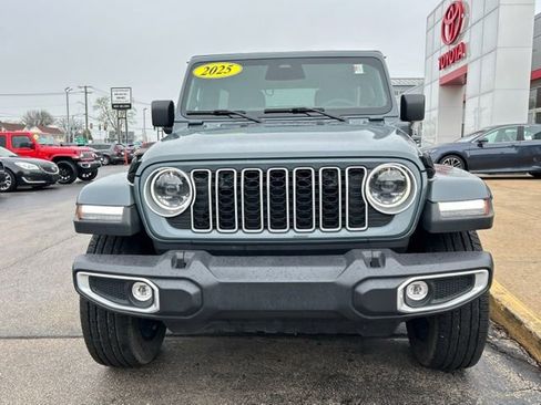 Used 2025 Jeep Wrangler Unlimited Sahara image 2