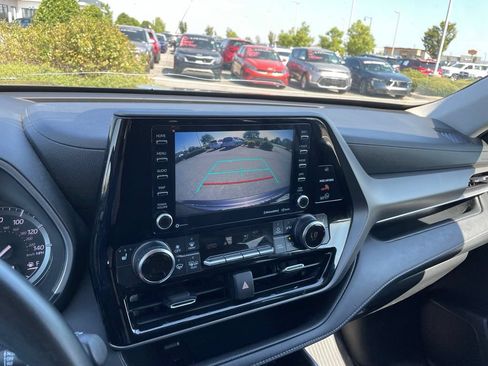 Used 2021 Toyota Highlander XLE FWD image 17