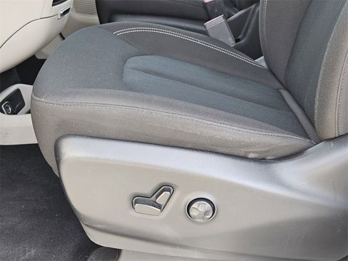 Used 2023 Chrysler Voyager LX image 17