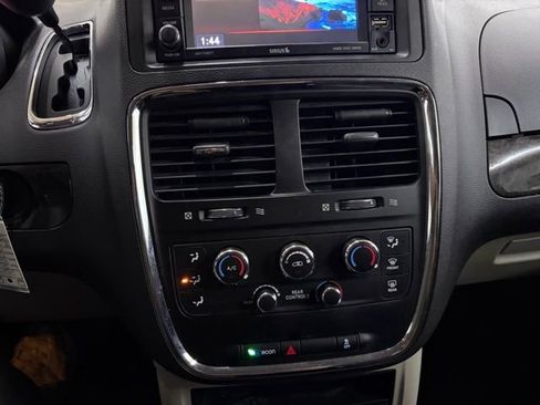 Used 2018 Dodge Grand Caravan SE w/ UConnect Hands-Free Group image 41